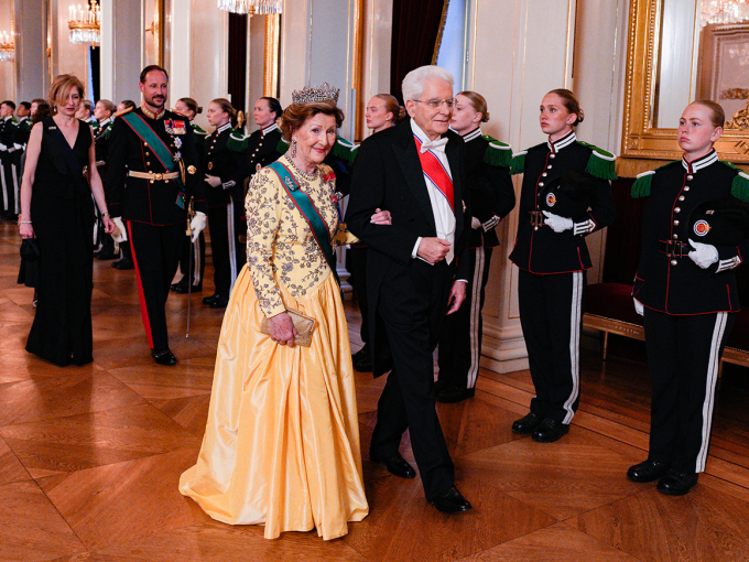 Queen Sonja and President Mattarella arrive for the gala dinner. Photo: Javad Parsa, NTB